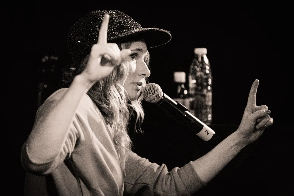 Annika Aakjær på scenen