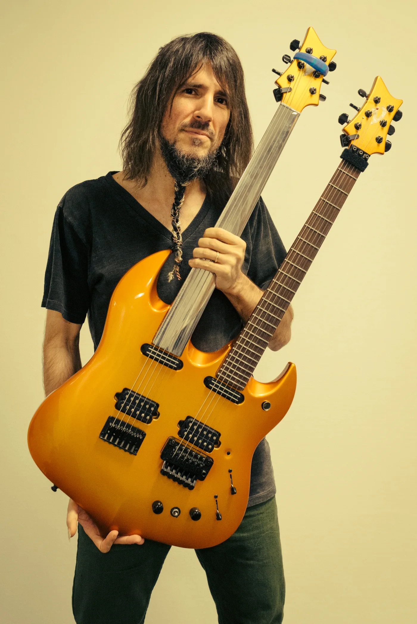 Ron “Bumblefoot” Thal med sin Vigier-guitar med dobbelt hals