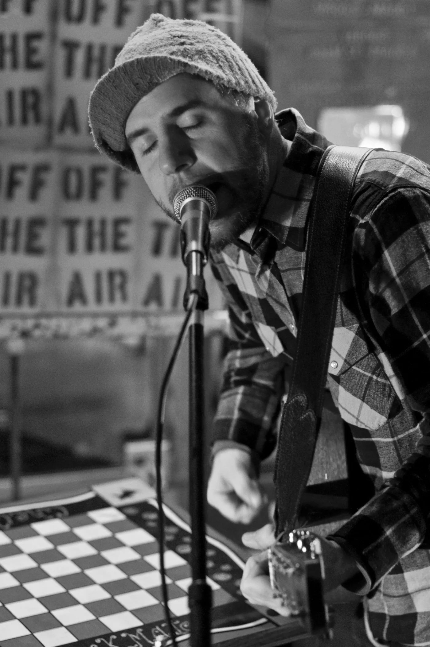 Jason Lytle på scenen på Deva Café i Modesto